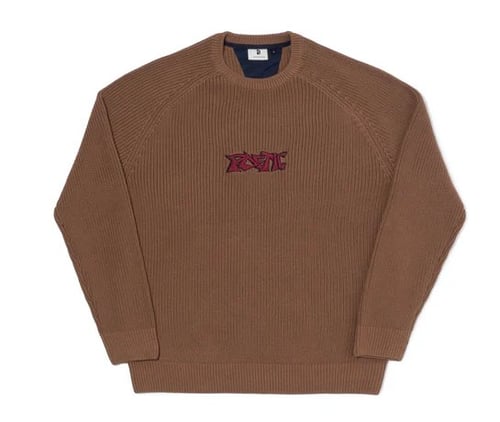 Brun ribstrikket sweatshirt med rund hals og rød tekstlogo på brystet. (1)