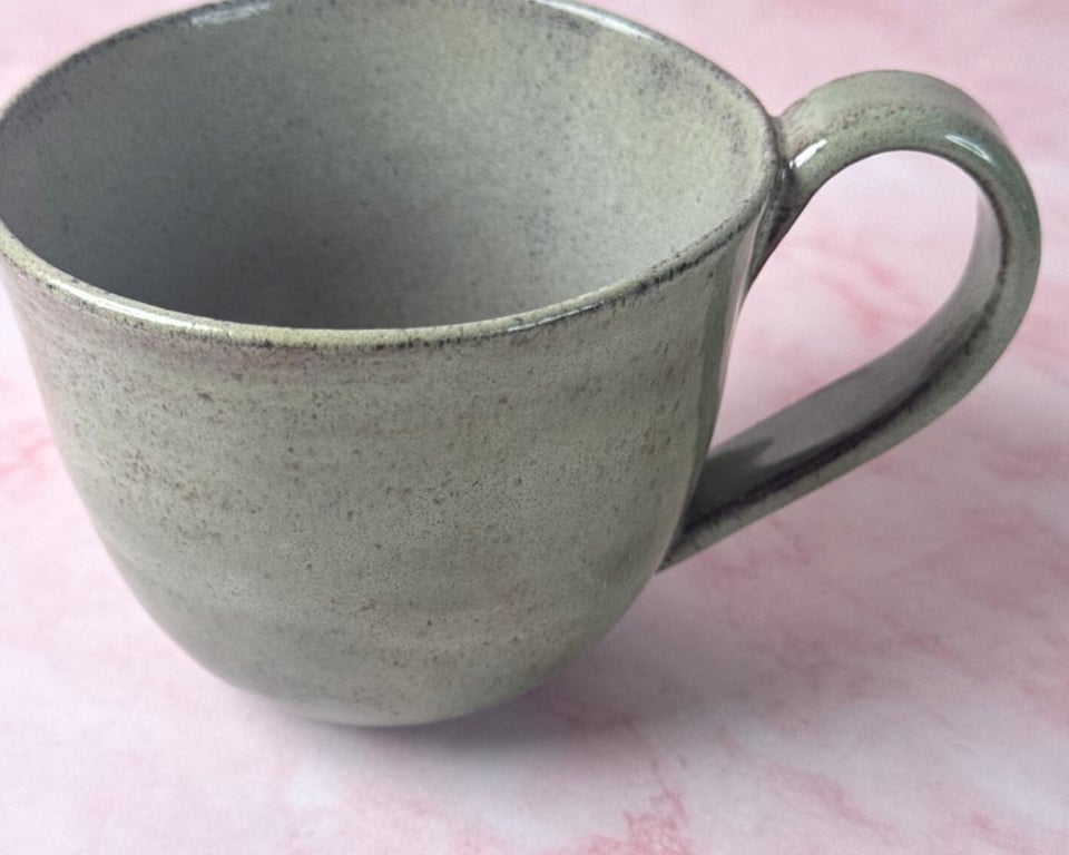Sandfarvet/støvgrøn kop billede 3