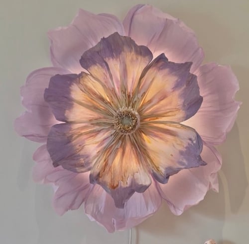 Blomstformet loftlampe med bløde lilla og rosa nuancer, der lyser op indefra. (1)