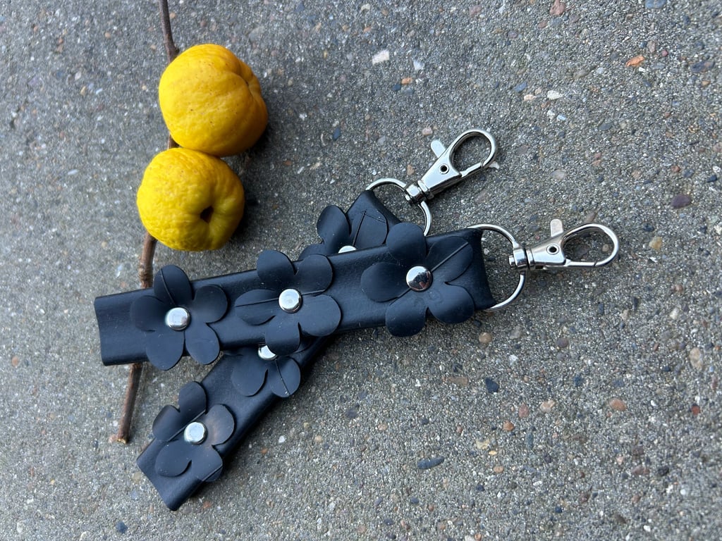 Nøglering m. blomster og nitter