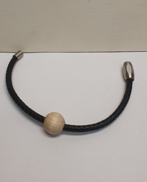 Armbånd i flettet læder og poleret ahorn. Magnet lukke.  billede 3