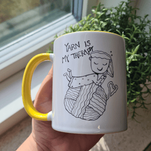 Krus: yarn is my therapy Gul – produktbillede