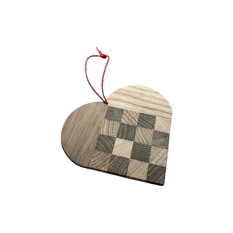 Julehjerte af egetræ m. rød snor, håndlavet (lille)