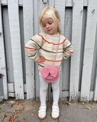 Lille pige med blondt hår iført en stribet sweater, hvide legginger og hvide sko, stående foran et hvidt træhegn med en lille lyserød taske om halsen. (2)