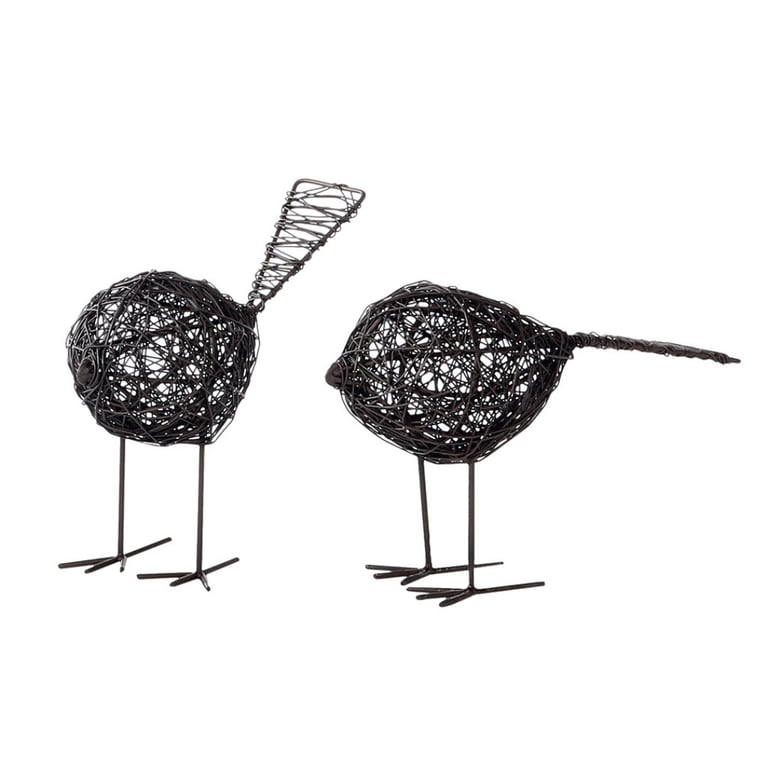 To fugle lavet af sort snoet metaltråd, stående side om side på lange stænger som ben.