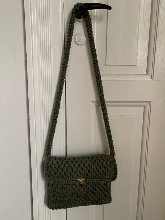 Armygrøn cross-body taske i hæklet flet billede 4