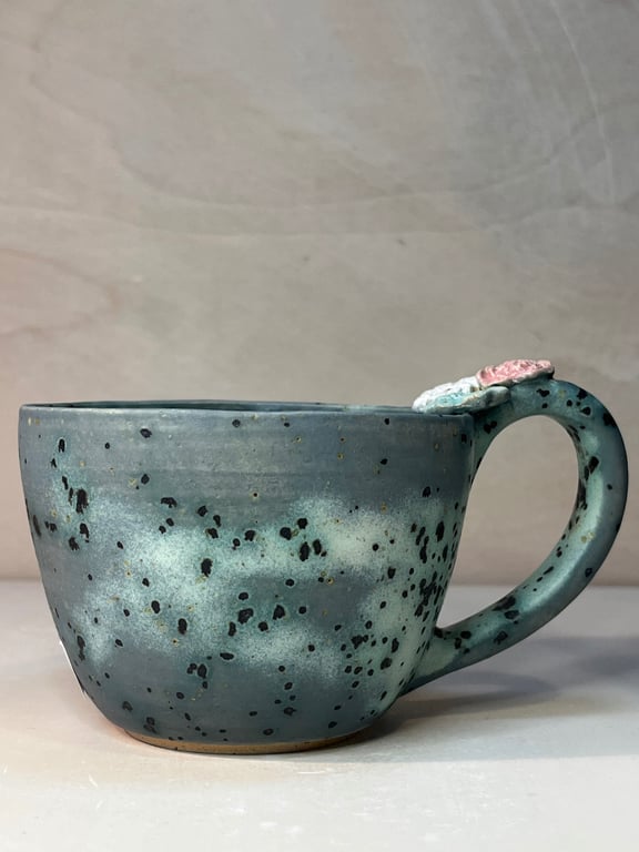 Kop med blomster på hanken. 340 ml. H: 7 cm