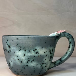 Kop med blomster på hanken. 340 ml. H: 7 cm – produktbillede