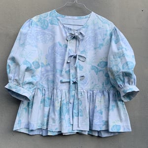 Pastel-sløjfebluse 2 – produktbillede