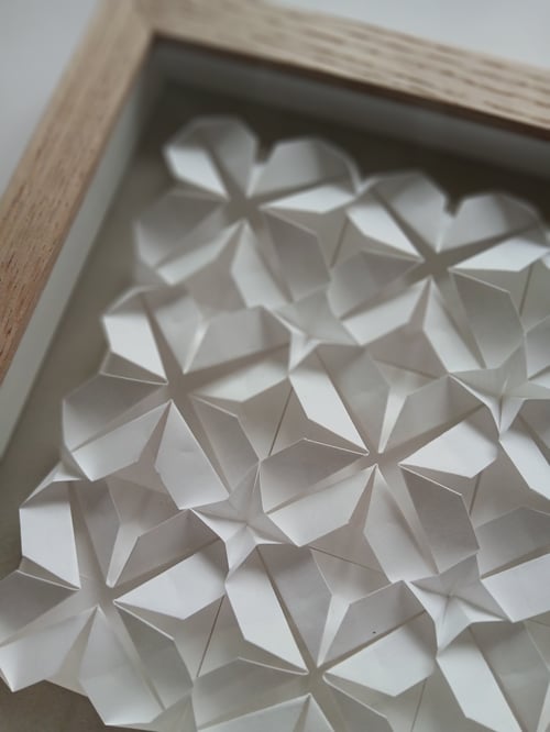 20x20cm foldet værk, hvid, beigegrå, indrammet 