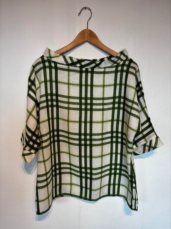 Trine-bluse med grønne tern