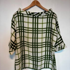 Trine-bluse med grønne tern – produktbillede