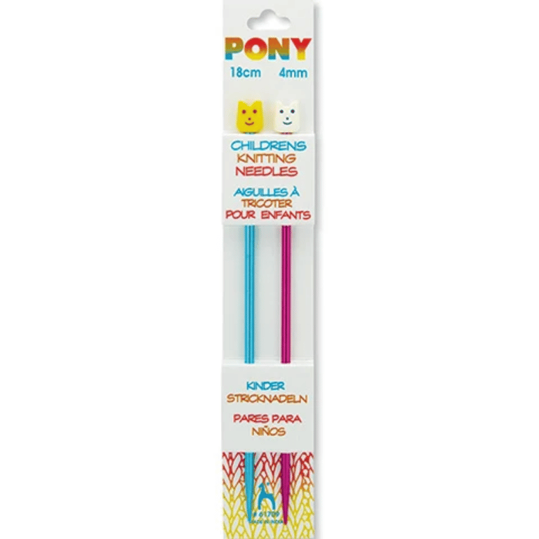 Pakke med to børnestrikkepinde i plastik, blå og pink, hver 18 cm lange og 4 mm tykke, med kattehoveder som endestykker.