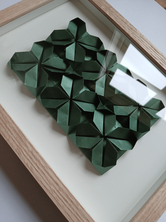 A4 foldet papirværk, metallic grøn, indrammet  billede 2