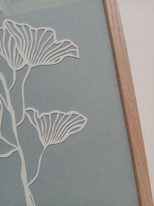 A4 papercut, dueblå, hvid,  indrammet