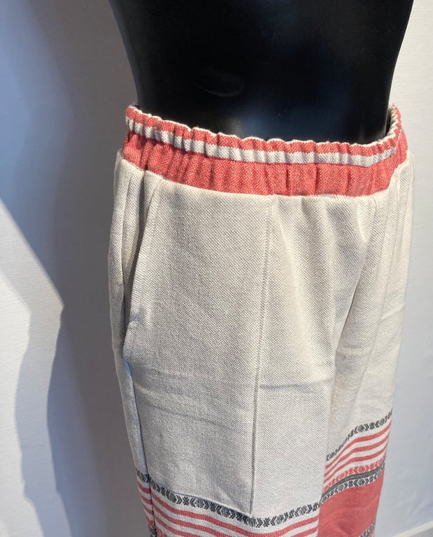 Julie-bukser med sort/rødt mønster