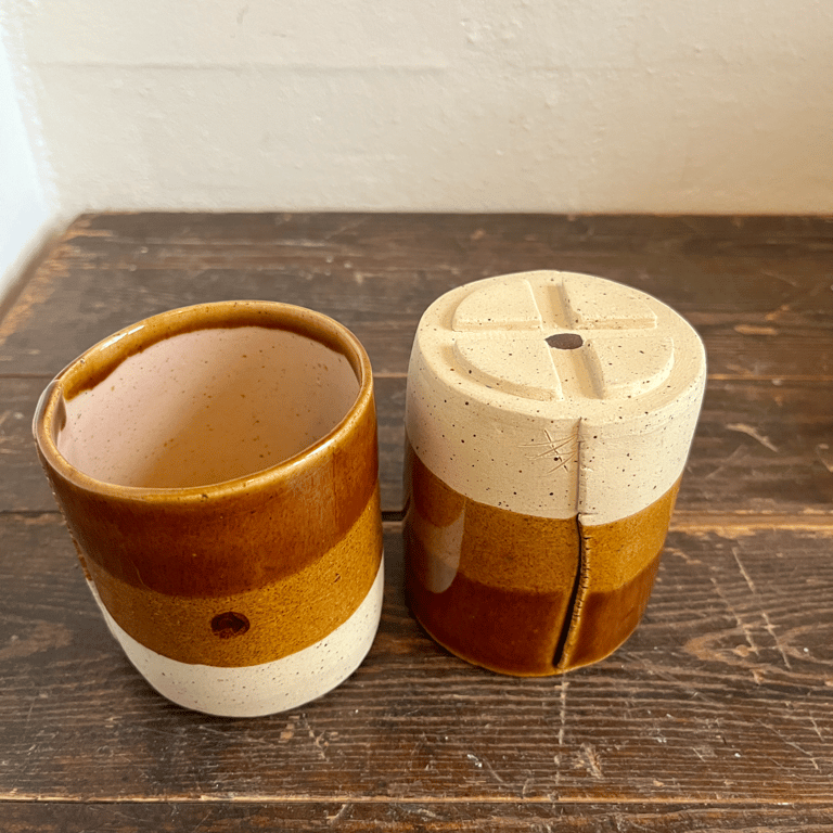 Krus, hvid ler med lyserød og brændt karry glasur. billede 2