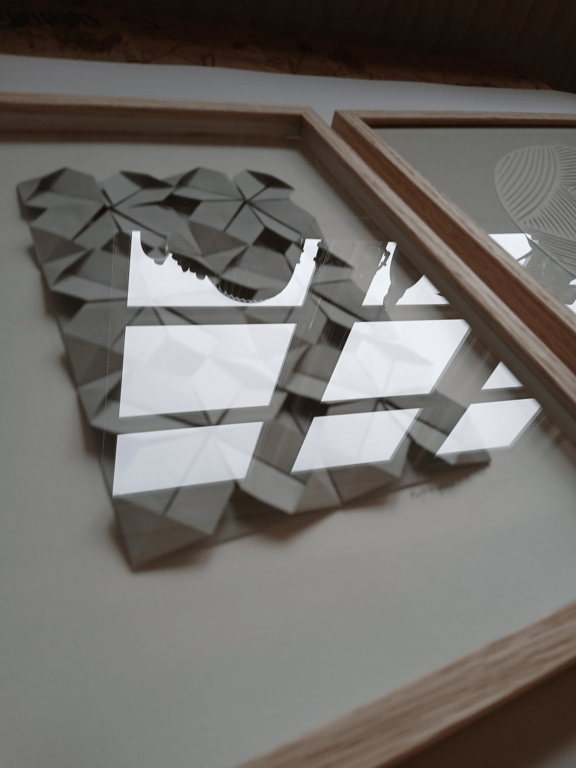 A4 foldet papirværk, perlegrå, indrammet  billede 5