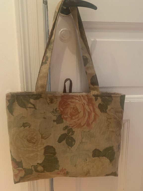 Taske i beige blomsterstof