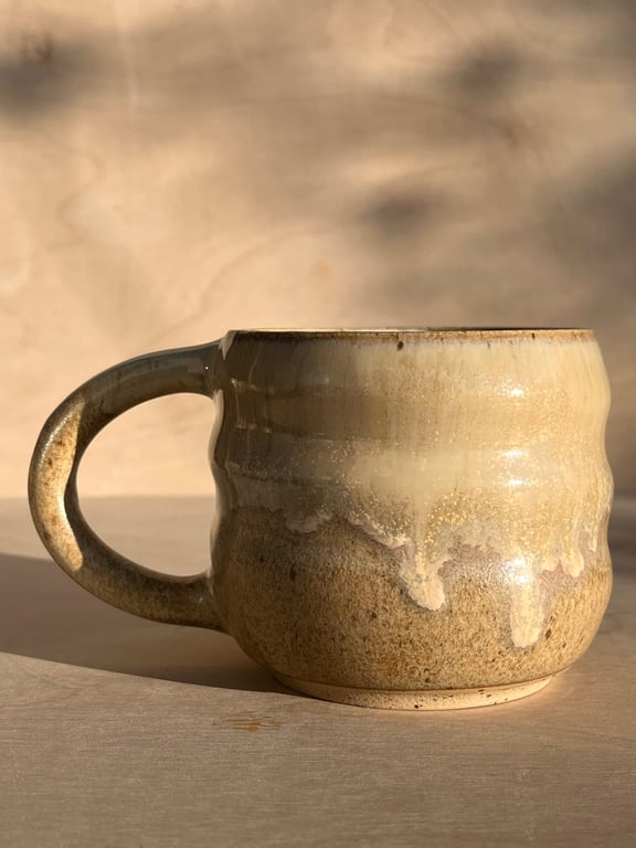 Sandfarvet bølget krus. 370 ml. H: 8 cm billede 2