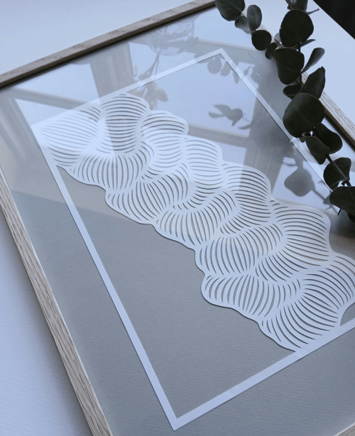 A3 papercut, beigegrå, knækket hvid, indrammet