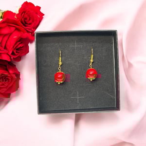 Røde øreringe  – produktbillede