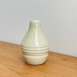 Hvid riflet porcelænsvase – produktbillede