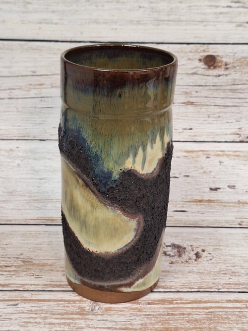 Keramisk vase med brune, blå og beige glaserede mønstre og en rå, tekstureret overflade. (1)