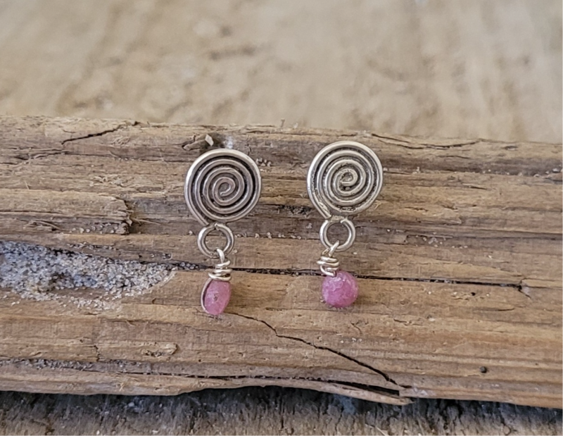 Lyserøde turmalin ørestikker.