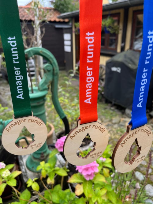 Medalje efterårsrunden 2026 træ med tryk på bånd (2)