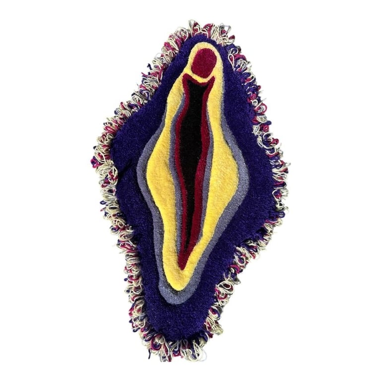 Tuftet gulvtæppe – Kone i lilla og gul  – 100% blødt akryl (43x74 cm)