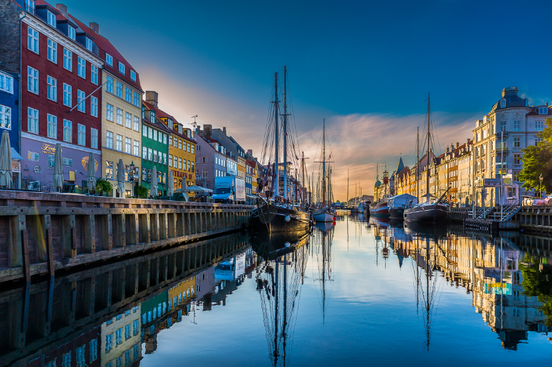 Det ikoniske Nyhavn med farverige bygninger i morgenlys