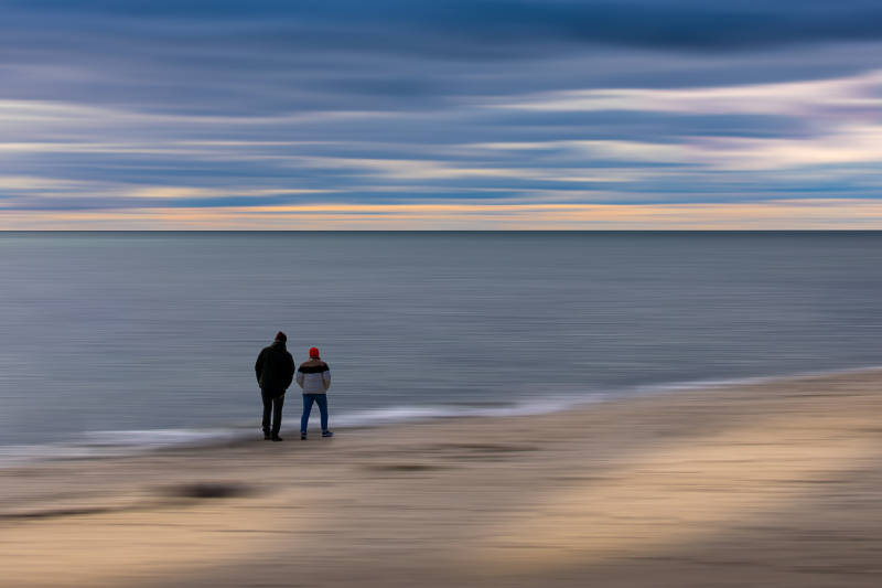 To mennesker på en strand.... en smuk forårsdag på Hesnæs strand