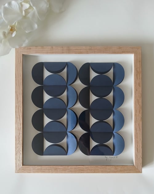 30x30cm, 3D papirværk,  marineblå, indrammet 