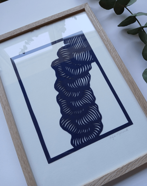 A4 papercut, Marineblå, naturhvid, Indrammet