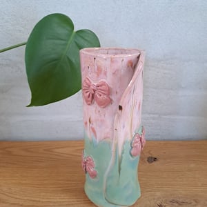 Vasen er 21 cm høj og 8 cm i diameter – produktbillede