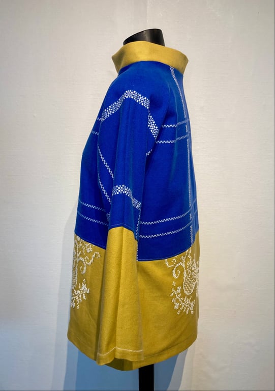 Trine-bluse i blå og karrygul billede 4