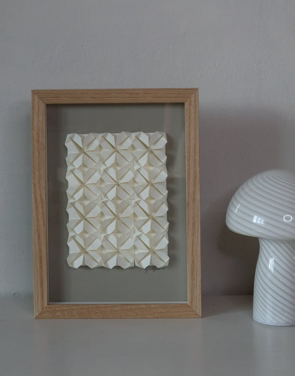 A4 foldet papirværk, beigegrå, naturhvid, indrammet