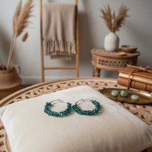 Mørke Grønne glasperler snoet omkring creolerne – produktbillede