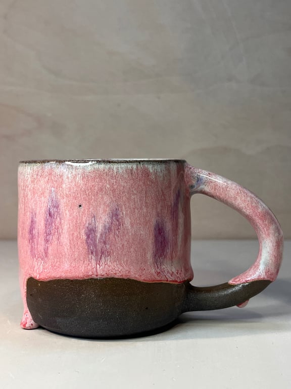 Kop med løbe hjerter. 280 ml. H: 7,5 cm