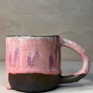 Kop med løbe hjerter. 280 ml. H: 7,5 cm – produktbillede