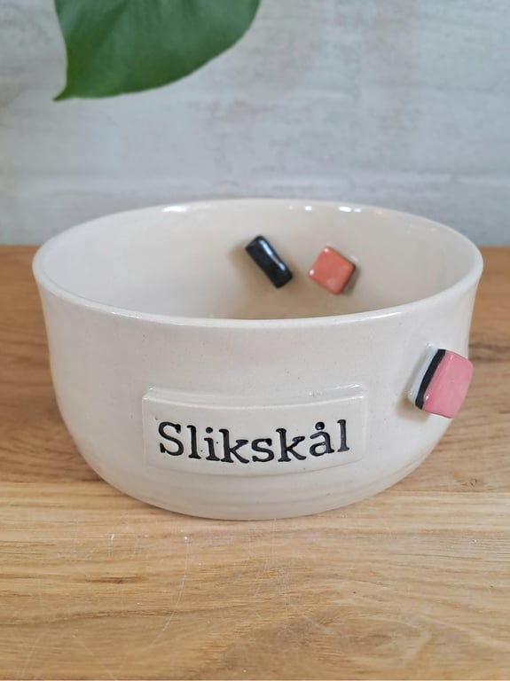 Slikskålen er 15 cm i diameter og 7 cm høj