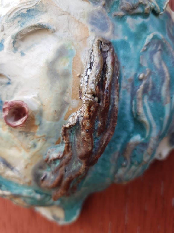 Fredfyldt og muntert syngende hoved til væggen  billede 4