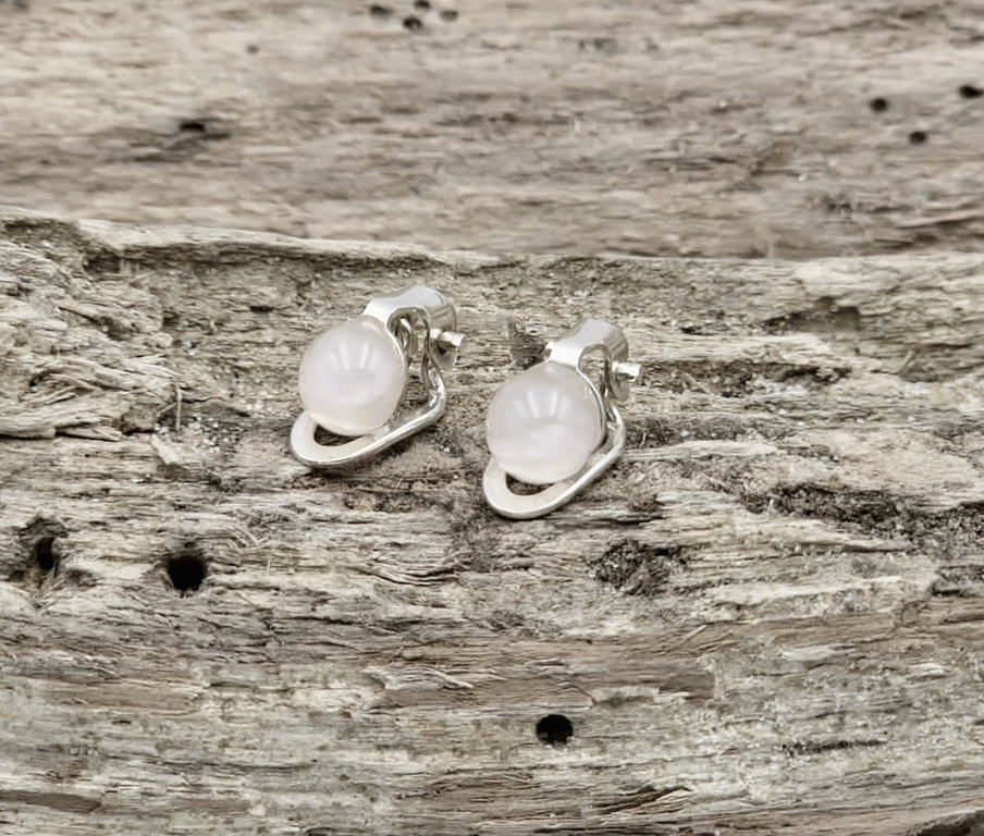 Rosakvarts øreclips.