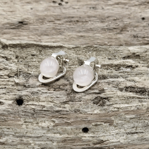 Rosakvarts øreclips. – produktbillede