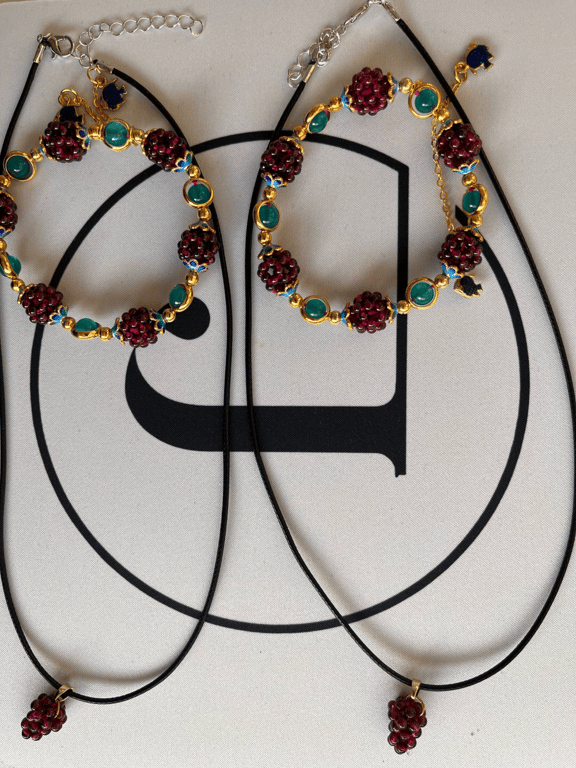 Drue sættet, Forgyldt armbånd og halsekædesæt, små jade perler og acryl perler.