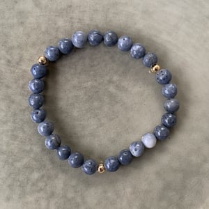Blå koral armbånd 6mm – produktbillede