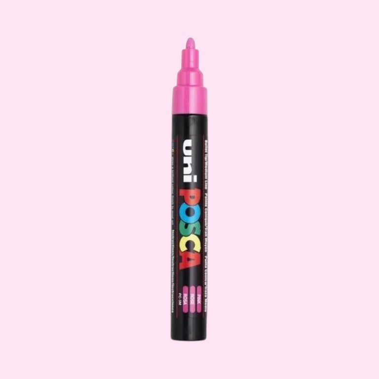 Rosa Uni Posca marker tusch med sort skaft og pink hætter mod lyserød baggrund.