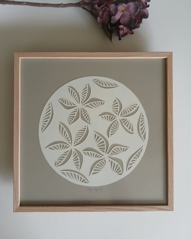 30x30cm papercut, beigegrå, indrammet 
