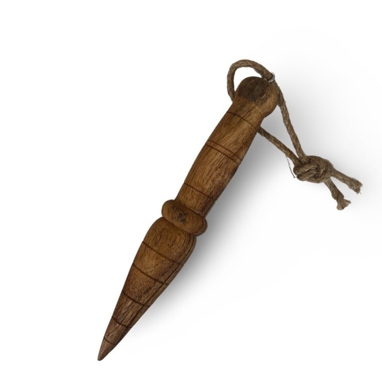 Billede af en træsløjdspunsel med et snoreophæng.